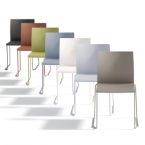 Stapelbare stoelen in diverse kleuren