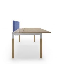 Zijaanzicht van bureau met onderstel in metaal en hout en blauwe gestoffeerde opzetwand