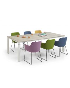 Vergadertafel met gekleurde stoelen