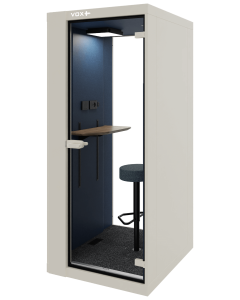 Compacte kantoor belcel met donker interieur en zitkruk